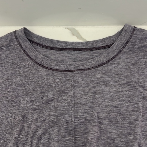 Lululemon intended crop tee in heathered black currant size 6 - Picture 3 of 6